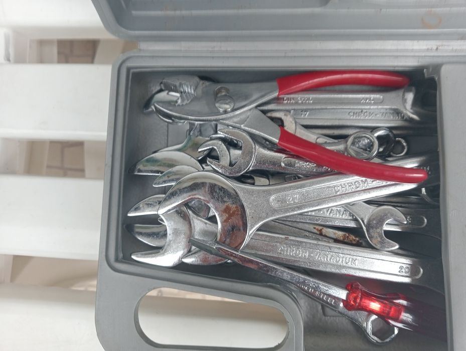 Box with Multiple Open-End Wrenches429911153659105281