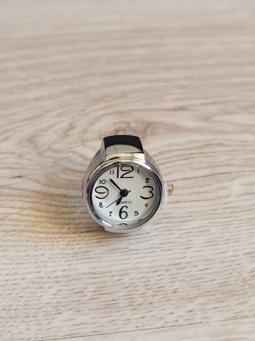 Nowy zegarek pierścionek – elegancki i praktyczny dodatek