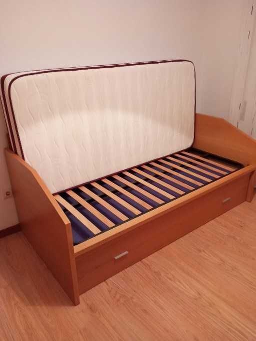 Cama dupla com colchões.