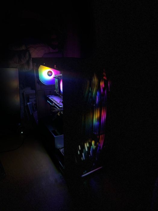 •Ігровий комп'ютер. Підходить і для геймінгу і для роботи.