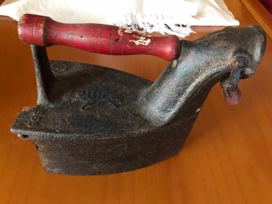 Ferro de Engomar a Carvão