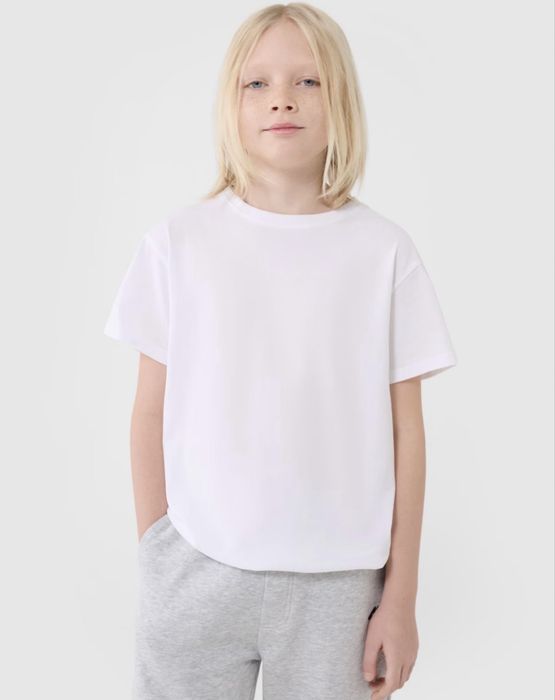 Нова/ білого кольору, унівесальна як для хлопчиків так і для дівчат