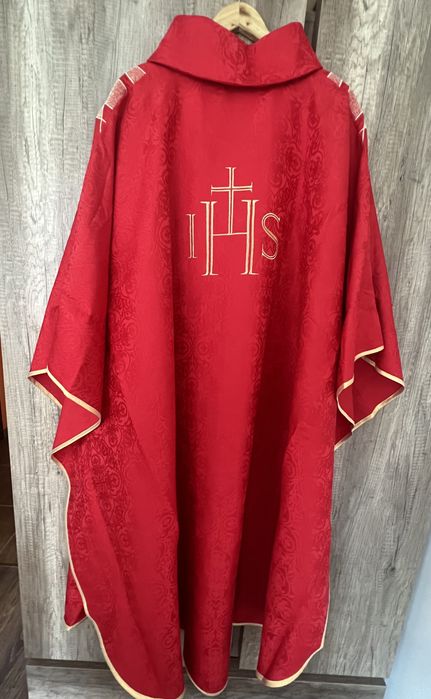 Ornat haftowany czerwony - szaty liturgiczne