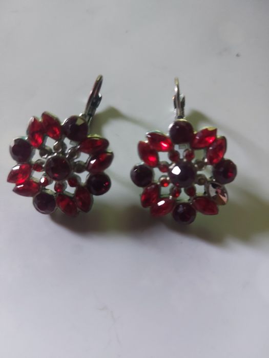 Efektowne kolczyki z czerwonymi szkiełkami 3,5 cm