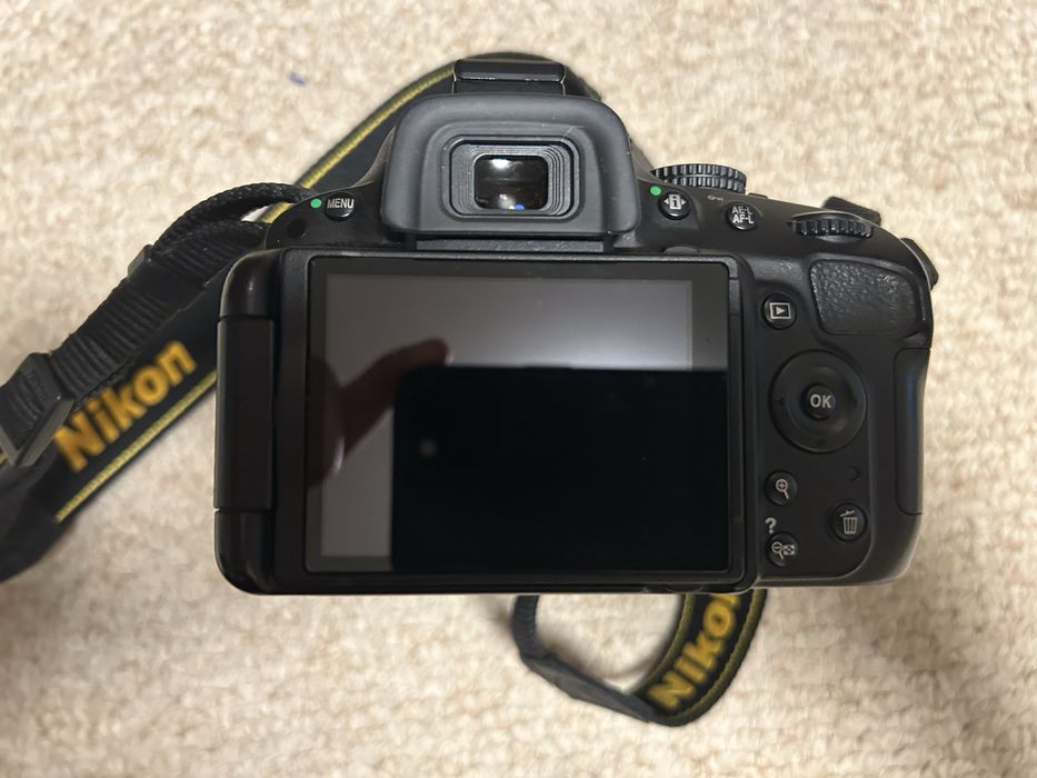 Nikon D5100 з сумкою, додатковим акумулятором та зарядкою