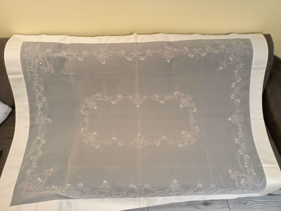 Obrus haftowany 175x135cm