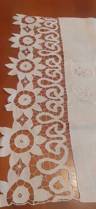 Lindíssima toalha linho caseiro Bordados Manuaus