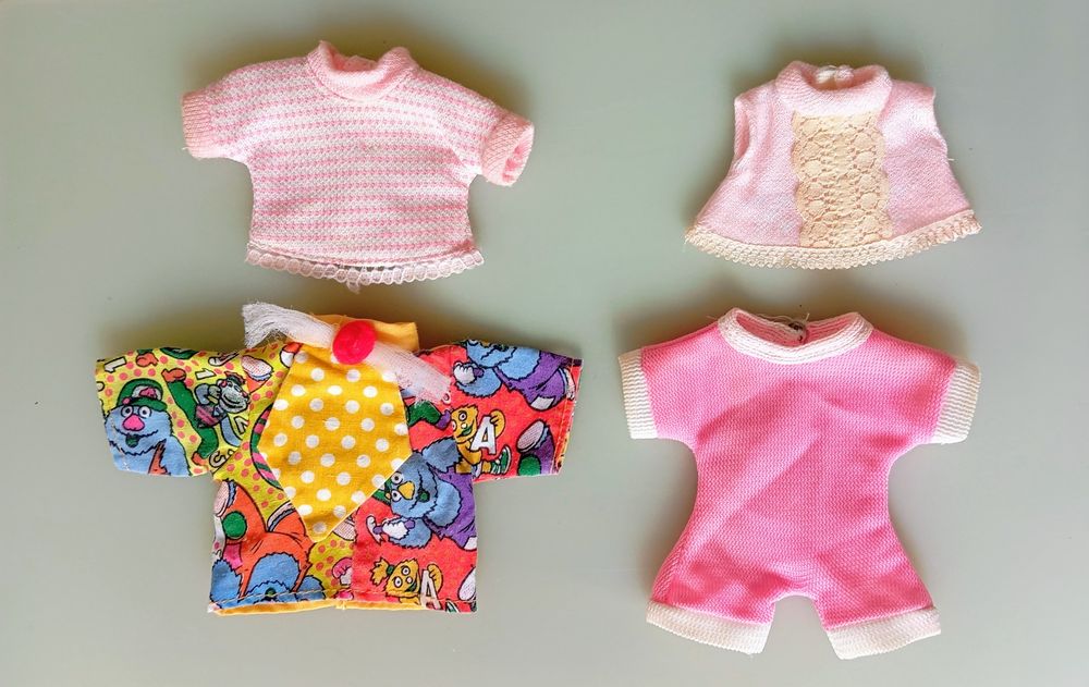 Roupas de bonecas antigas.3€ cada.