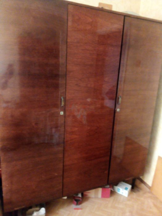 Продаю шкаф, стенку и деревянные кровати
