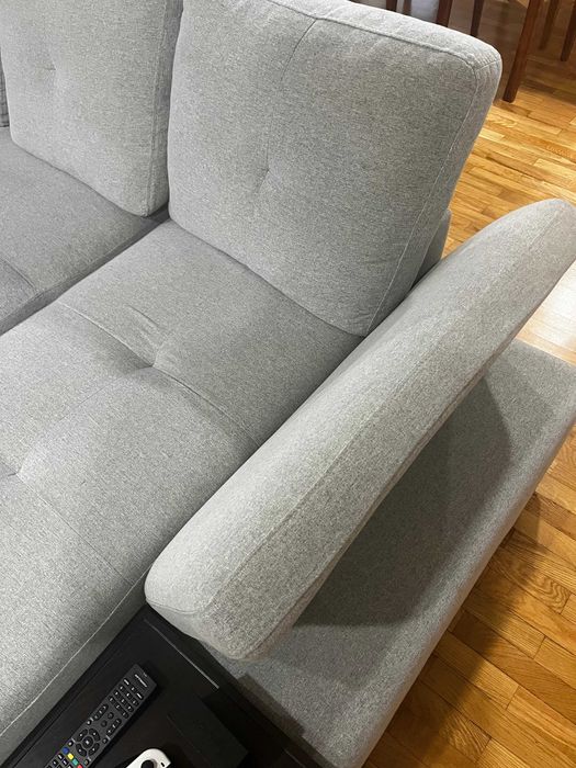 Sofá chase-long em tons cinza, muito bom estado e recolha imediata. i