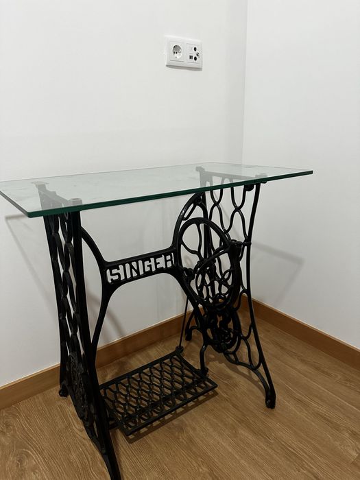 Mesa em vidro com suporte de maquina costura singer restaurada