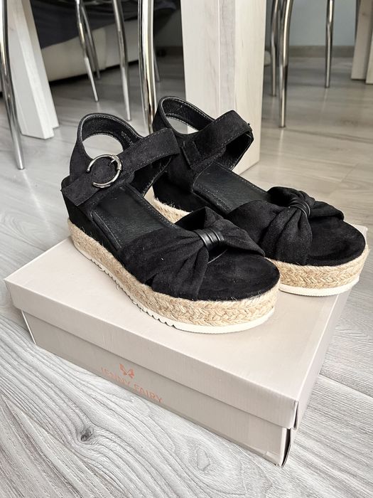 Czarne Sandałki na koturnie Jenny Fairy