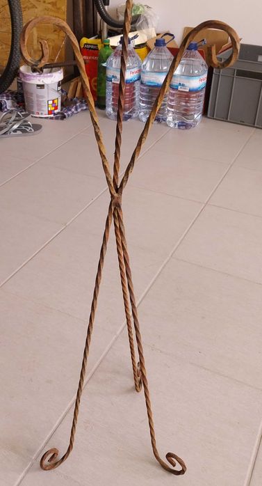 Suporte de ferro para vaso antigo