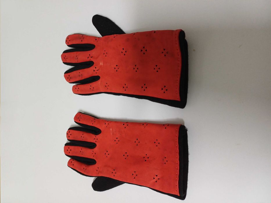 Luvas de senhora vermelhas e pretas