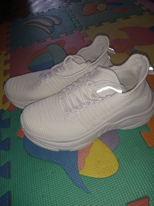 Віддам кросівки 37 розмір