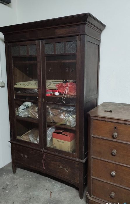 Vitrine / Armário Antigo em Madeira Escura — Peça de época