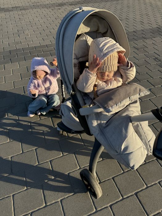 Коляска STOKKE у сірому кольрі