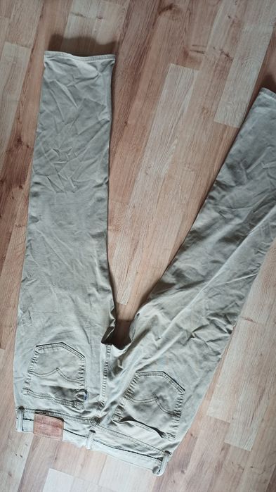 Damskie spodnie Levi's stan bardzo dobry rozmiar M beżowe jasne