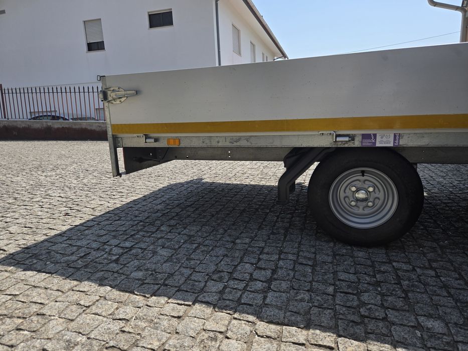 Atrelado de Carga EDUARD | Plataforma 2.50m x 1.50m | 1100kg Carga Útil, com rampas em alumínio.