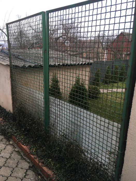 секции забора из канилированной сетки