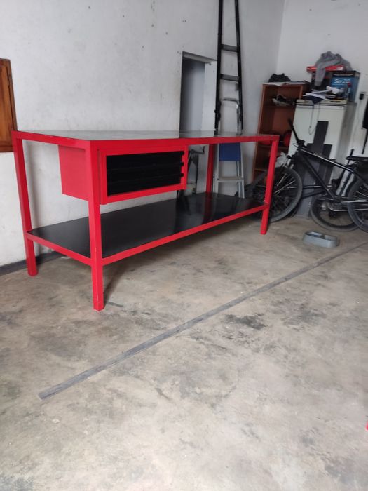 Bancada de trabalho com gavetas