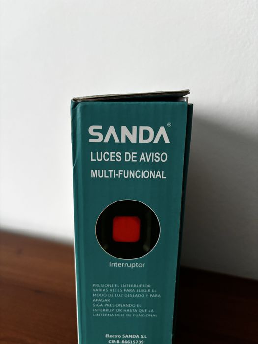 Luz de Emergência Triangular LED Multifuncional – SANDA (500 lúmens)