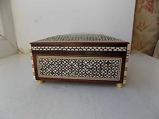 Шкатулка инкрустированная натуральным перламутром 20,5х11,7х6 см