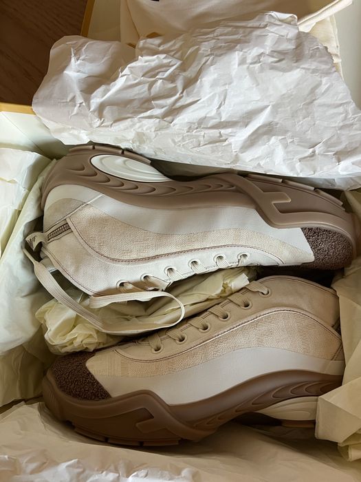 Ténis Fendi para homem, tamanho 44, autêntico e sem uso.