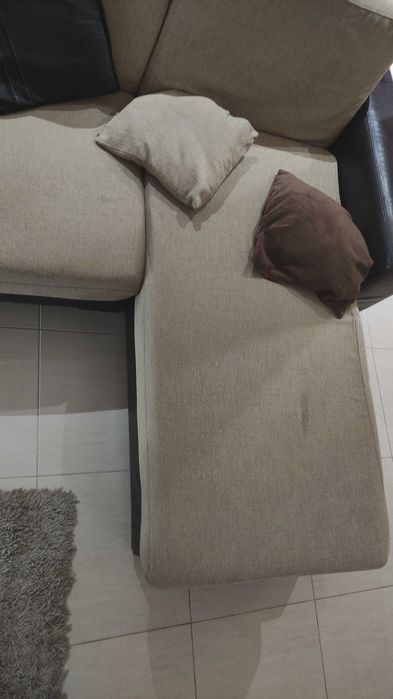 Sofá  chaise longue.