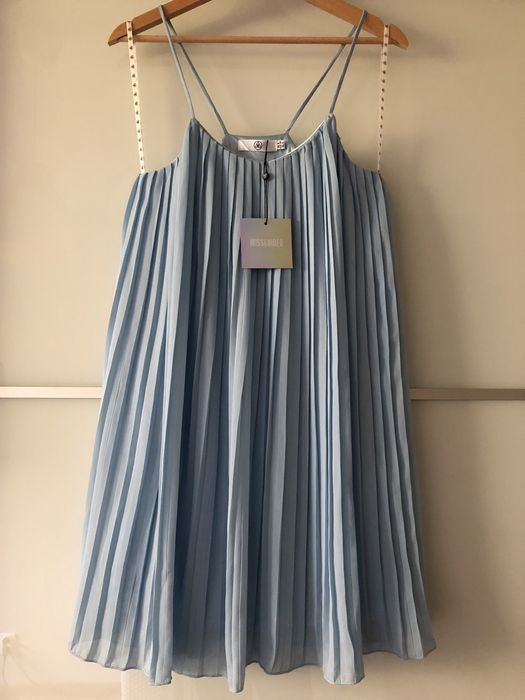 Plisowana rozkloszowana błękitna sukienka Missguided, r. S