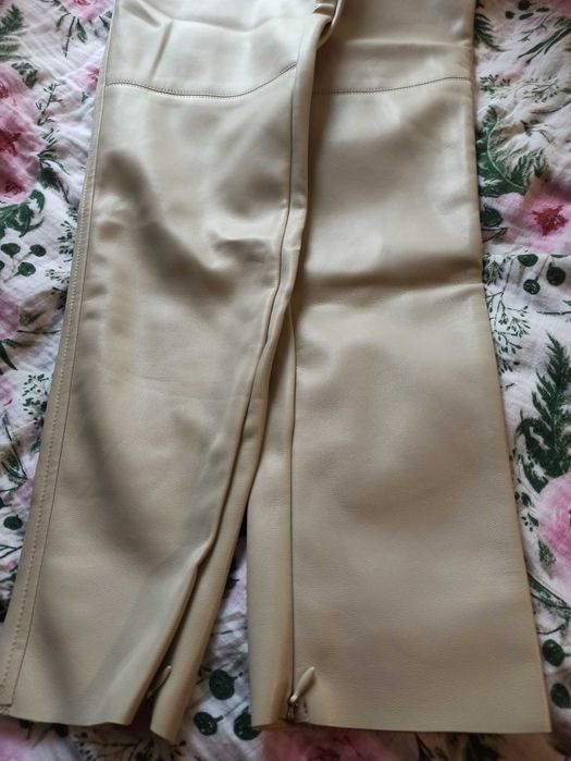 NOWE beżowe spodnie z imitacji skóry ekoskóra damskie Reserved S