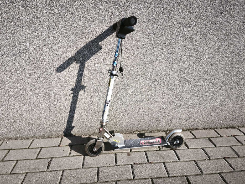 Hulajnoga dziecięca z efektem warkotu silnika  świeci