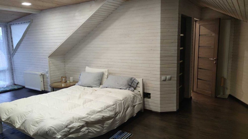 Продається трикімнатна квартира (частина будинку)