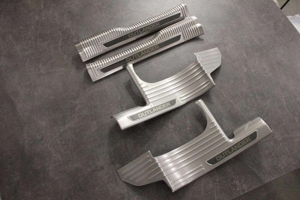 Mitsubishi Outlander 2013-2022 Накладки на внутрішні пороги (на пласт)