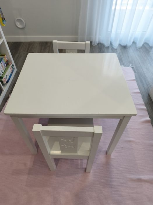Mesa com duas cadeiras criança