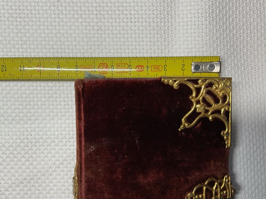 Livro religioso com ferragens douradas - Preces e orações quotidianas