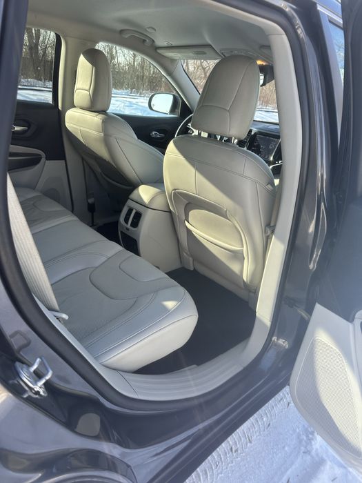 Автомобіль Jeep Cherokee