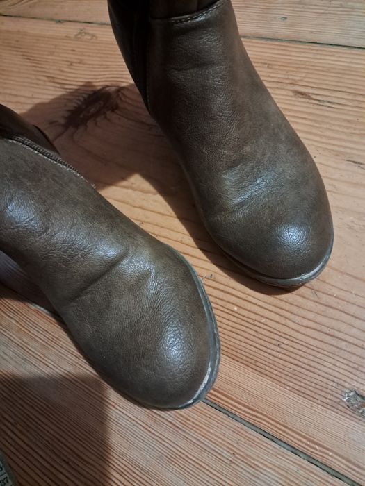 Brązowe skórzane kozaki na koturnie Clara Barson