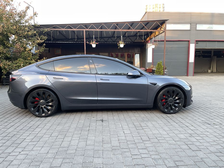 Автомобиль Тесла 3