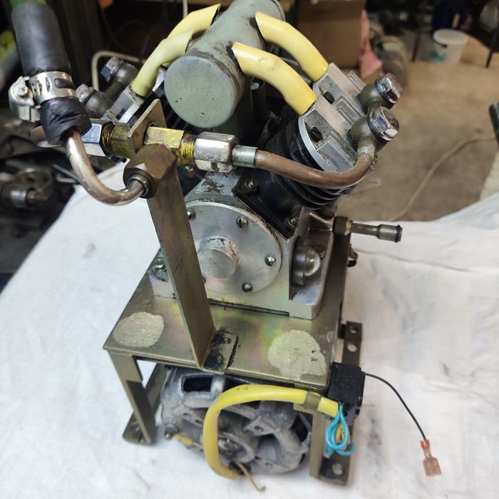 Компресор чотирьох ціліндровий.