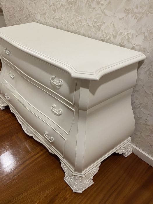 Cómoda lacada branca, em madeira maciça.