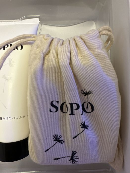 Conjunto de perfume, gel de banho e creme de corpo
