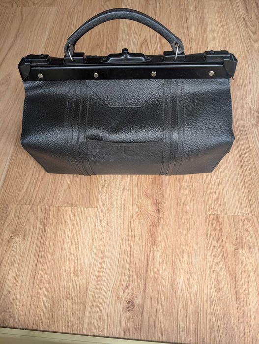 Kuferek damski skórzany czarny