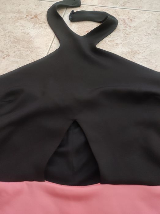 Vestido Bershka sem costas coral e preto