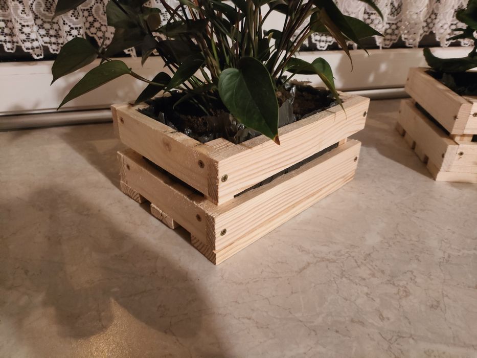 Skrzyneczka drewniana ozdobna, na kwiatki, przetwory sosnowa