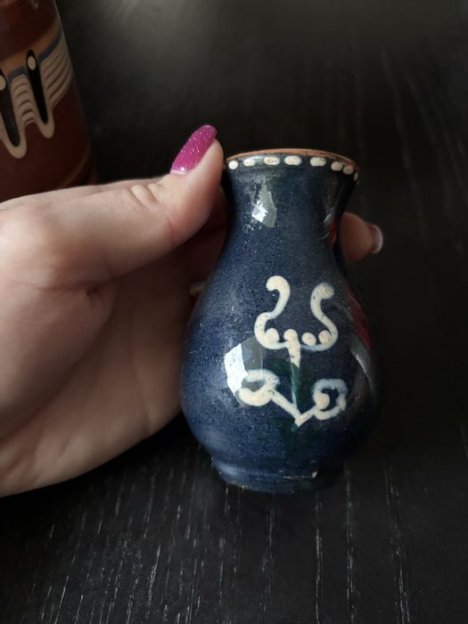 Maly ceramiczny wazonik