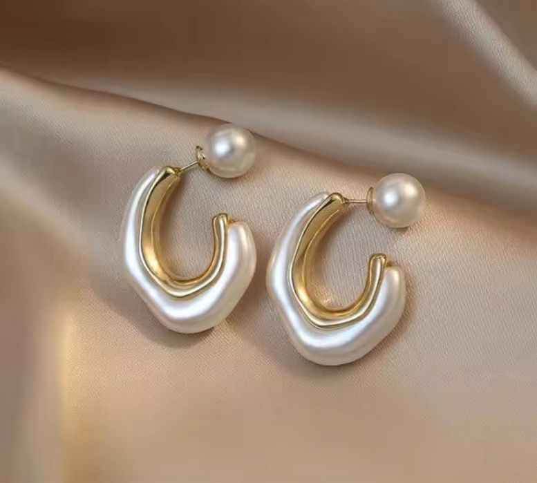 Brincos muito bonitos e nada vulgares. Existem diferentes modelos.