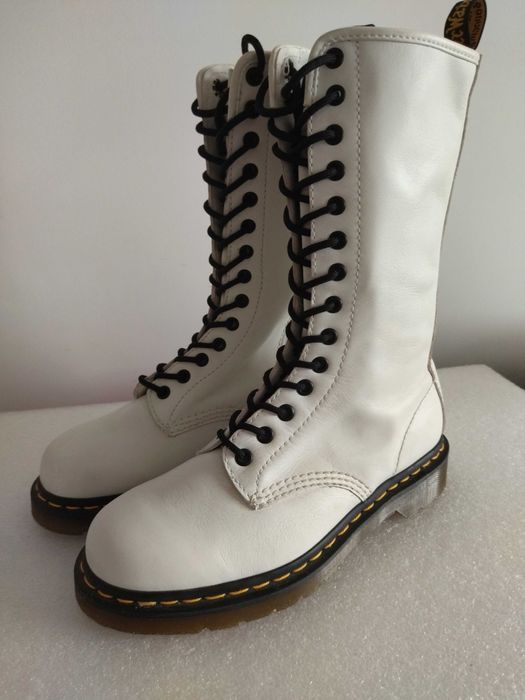 DR. MARTENS  białe skórzane  389 zł tanio okazja 610 taniej