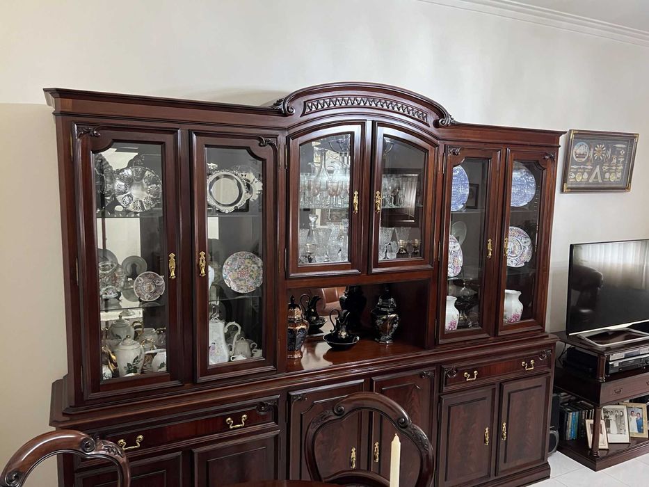 Mobiliário de Sala em Mogno – Cristaleira Elegante