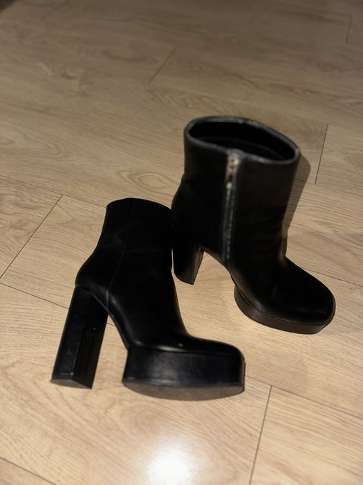 Шкіряні ботильйони Zara